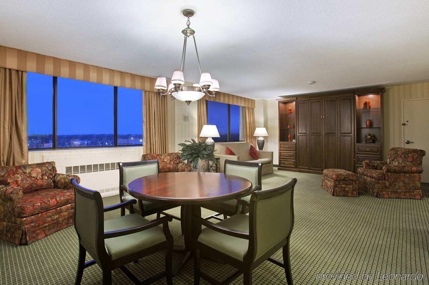 Hilton Fort Wayne At The Grand Wayne Convention Center (Adults Only) Room photo
