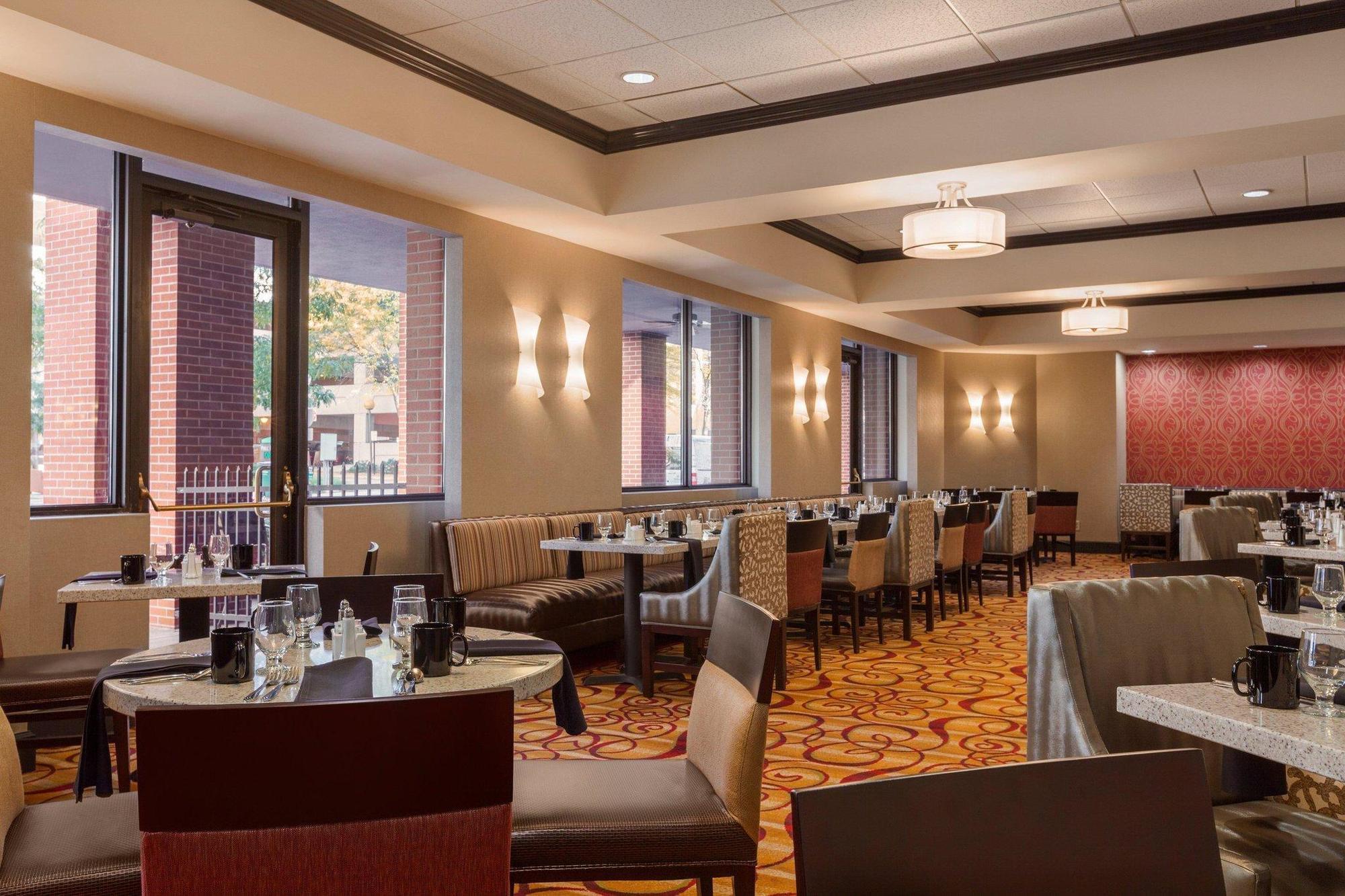 Hilton Fort Wayne At The Grand Wayne Convention Center (Adults Only) Exterior photo